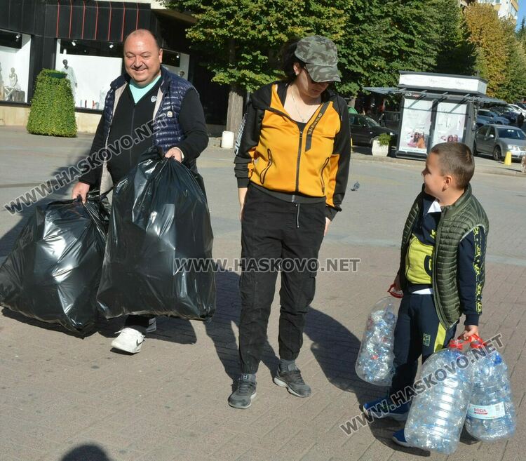 „Капачки за бъдеще“ събра на  площад „Свобода“ отново десетки доброволци