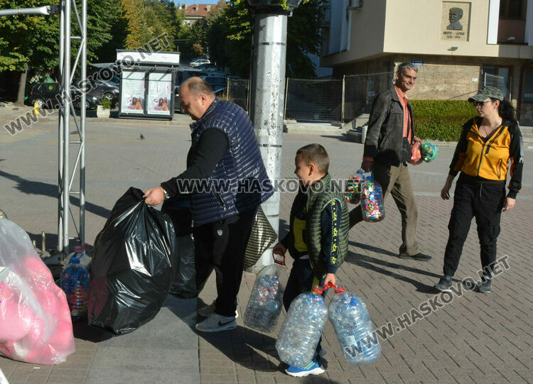 „Капачки за бъдеще“ събра на  площад „Свобода“ отново десетки доброволци