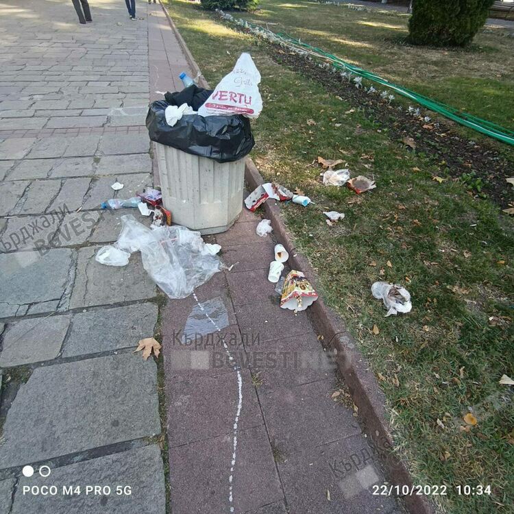 Боклуци осеяха Градската градина след тържеството за Деня на Кърджали