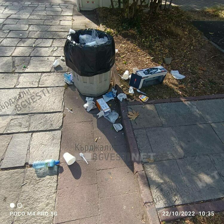 Боклуци осеяха Градската градина след тържеството за Деня на Кърджали