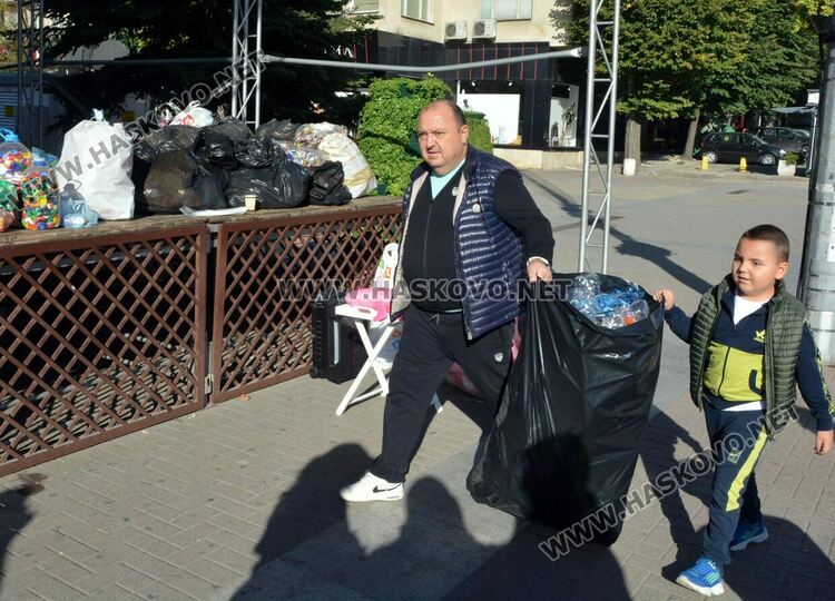 „Капачки за бъдеще“ събра на  площад „Свобода“ отново десетки доброволци