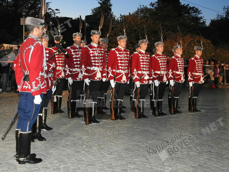 Гвардейците очаровани от гостоприемството на кърджалийци,тръгват си с подаръци