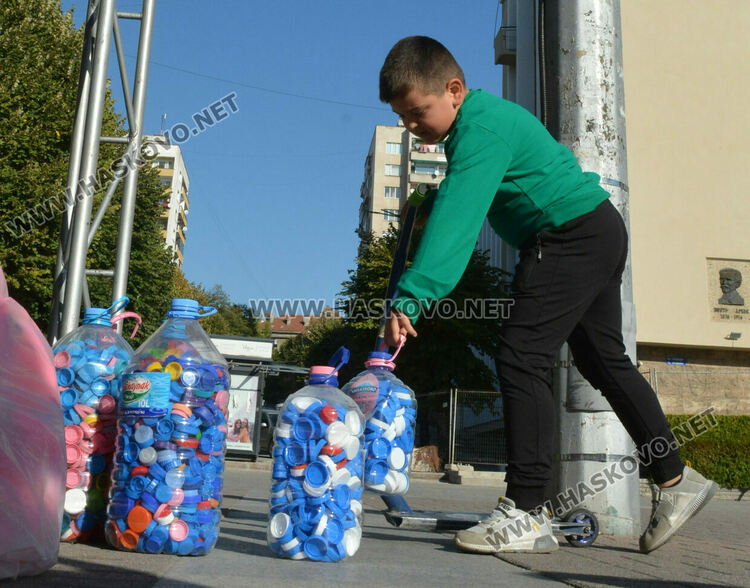 „Капачки за бъдеще“ събра на  площад „Свобода“ отново десетки доброволци