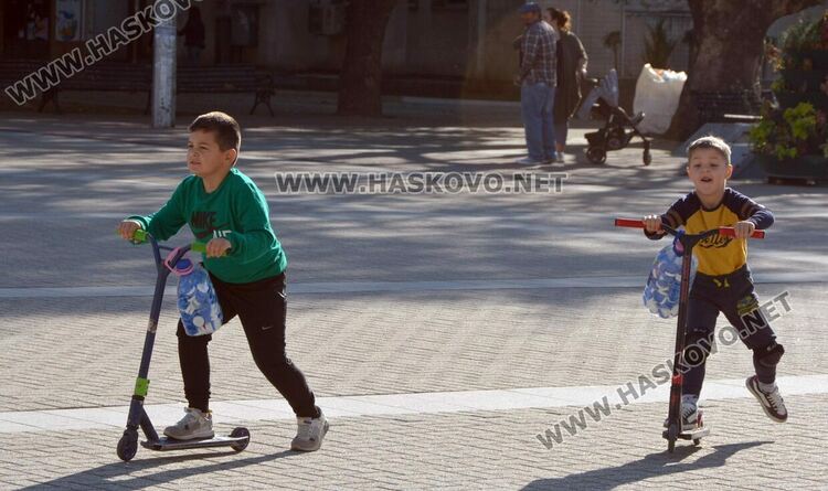 „Капачки за бъдеще“ събра на  площад „Свобода“ отново десетки доброволци