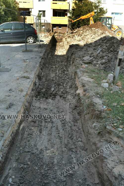 Започна дългоочакваното строителство на спортна зона между блоковете на бул. „В. Левски“