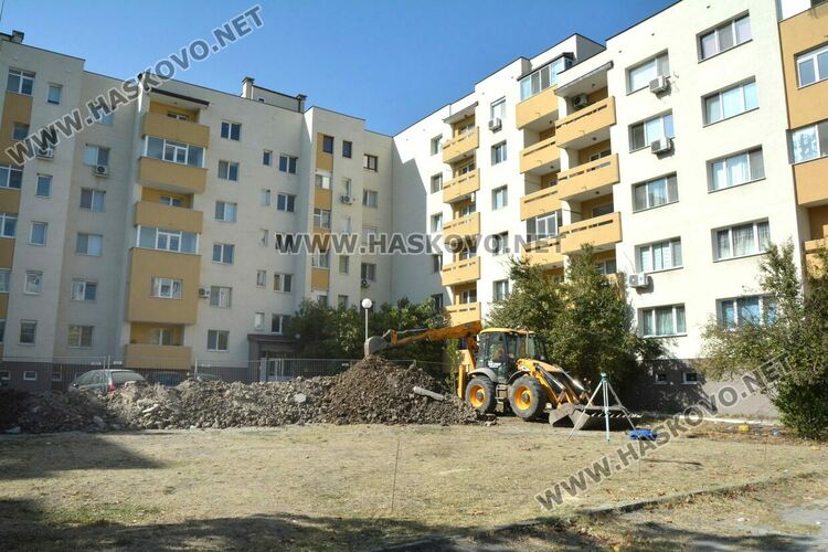 Започна дългоочакваното строителство на спортна зона между блоковете на бул. „В. Левски“