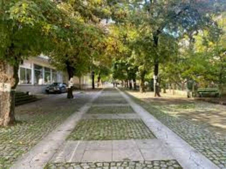 Реновира се пешеходната зона в центъра на Земен