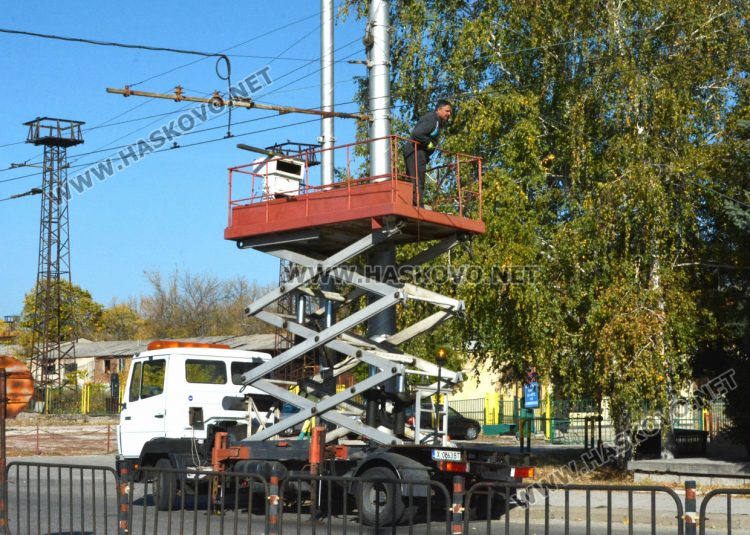 Скъса се въже от мрежата на тролеите, продължават да се движат на дизел