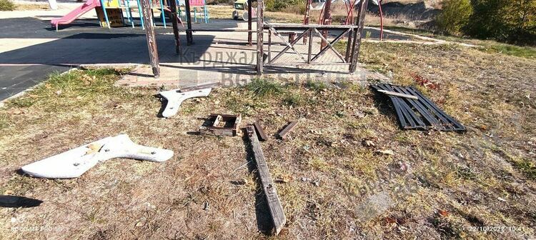 Подновяват потрошените пейки в парк „Арпезос Север”,ние данъкоплатците плащаме заради вандалите