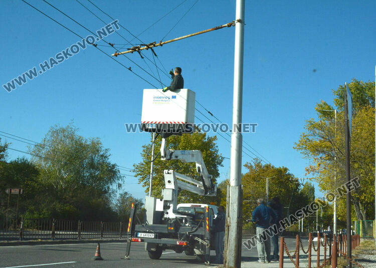 Скъса се въже от мрежата на тролеите, продължават да се движат на дизел