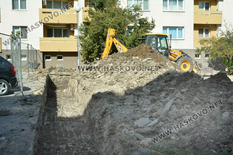 Започна дългоочакваното строителство на спортна зона между блоковете на бул. „В. Левски“