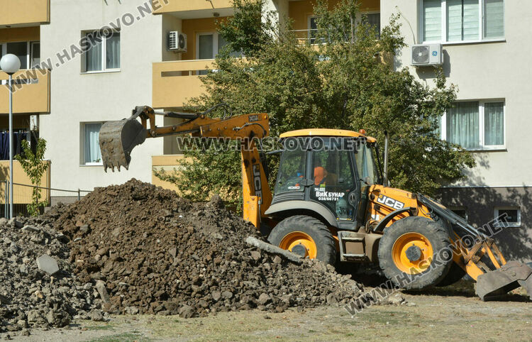 Започна дългоочакваното строителство на спортна зона между блоковете на бул. „В. Левски“