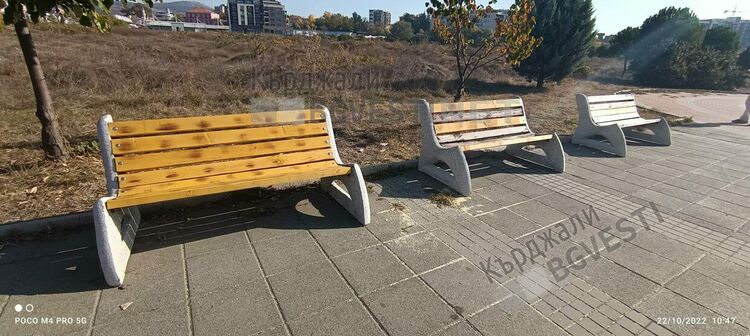 Подновяват потрошените пейки в парк „Арпезос Север”,ние данъкоплатците плащаме заради вандалите