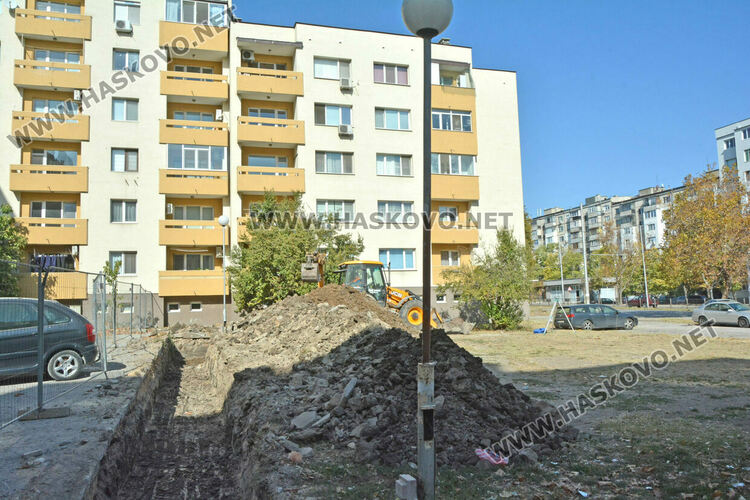 Започна дългоочакваното строителство на спортна зона между блоковете на бул. „В. Левски“