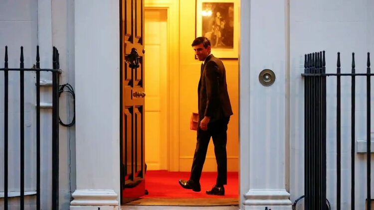 Риши Сунак отбеляза Дивали, като излезе от дома си на Даунинг стрийт в Лондон, за да постави украса ранголи и да запали четири дии на прага