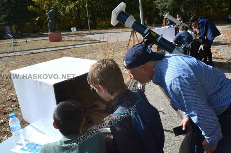 Красотата на частичното слънчево затъмнение регистрираха в Хасково и Димитровград