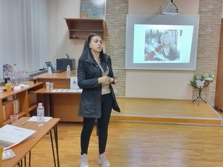 Педагози от „Славейков“ с поетична вечер в памет на колегата им Катя Кирчева