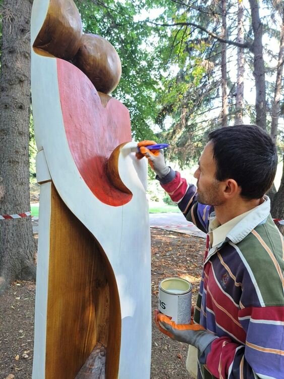 Пернишкият скулптор Боян Александров подари своята дървопластиката „Семейство“ на община Перник