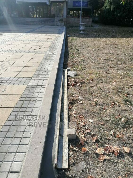 Общината продължава ремонтите на тротоари и след визитата на Радев