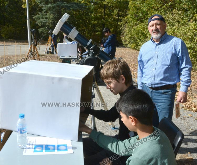 Красотата на частичното слънчево затъмнение регистрираха в Хасково и Димитровград