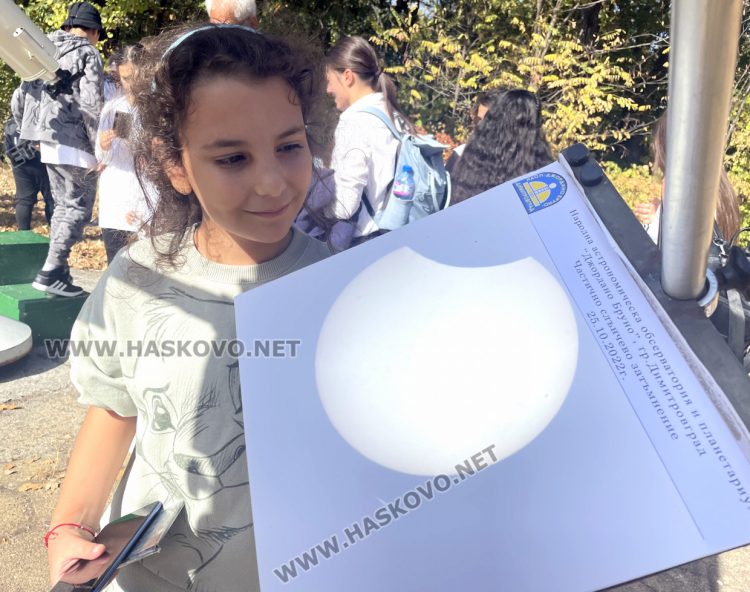 Красотата на частичното слънчево затъмнение регистрираха в Хасково и Димитровград