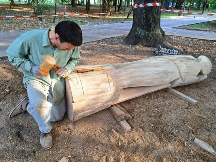 Пернишкият скулптор Боян Александров подари своята дървопластиката „Семейство“ на община Перник