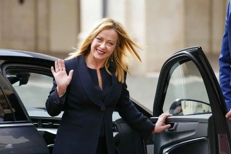 Модният стил на Джорджа Мелони е наблюдаван под лупа