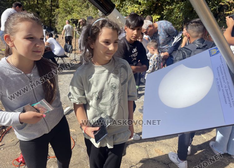 Красотата на частичното слънчево затъмнение регистрираха в Хасково и Димитровград