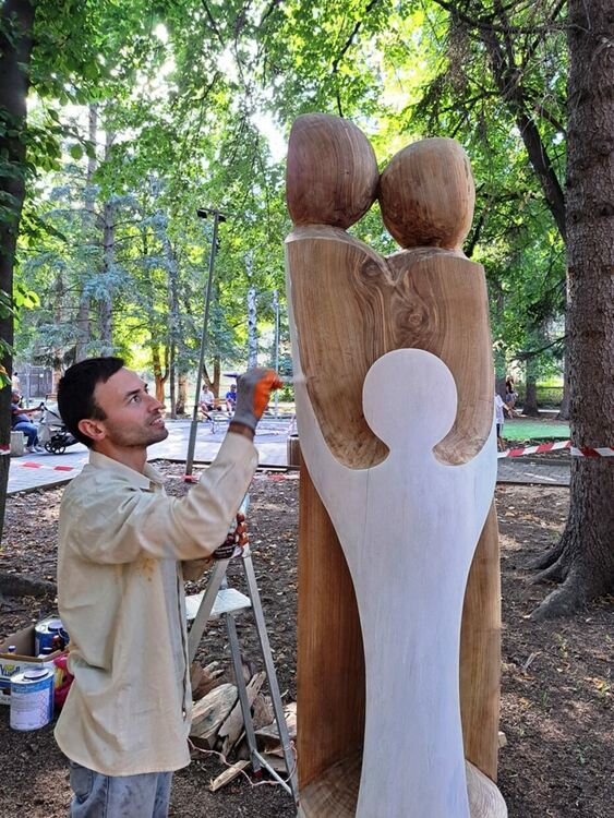 Пернишкият скулптор Боян Александров подари своята дървопластиката „Семейство“ на община Перник