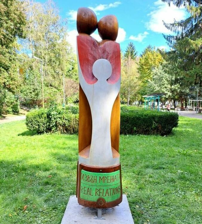 Пернишкият скулптор Боян Александров подари своята дървопластиката „Семейство“ на община Перник