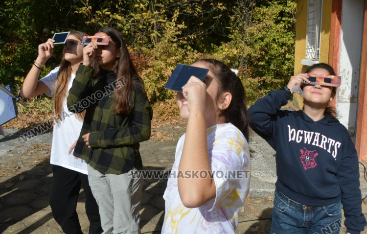 Красотата на частичното слънчево затъмнение регистрираха в Хасково и Димитровград