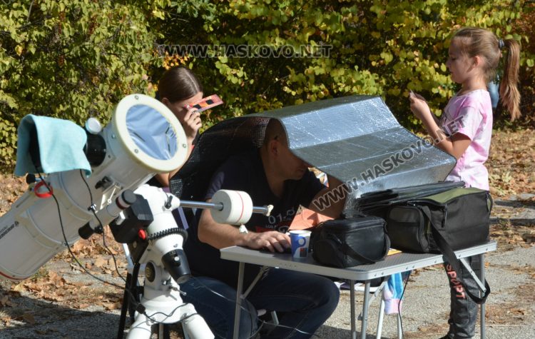 Красотата на частичното слънчево затъмнение регистрираха в Хасково и Димитровград