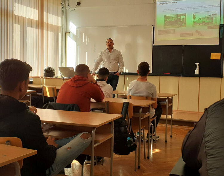 Инженер от завод на „Ягуар“ презентира водородни електрически автомобили в Автото