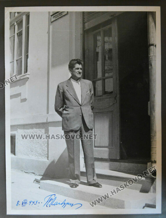 Георги Чалбуров пред кантората си в Хасково, снимка от 1943 г.