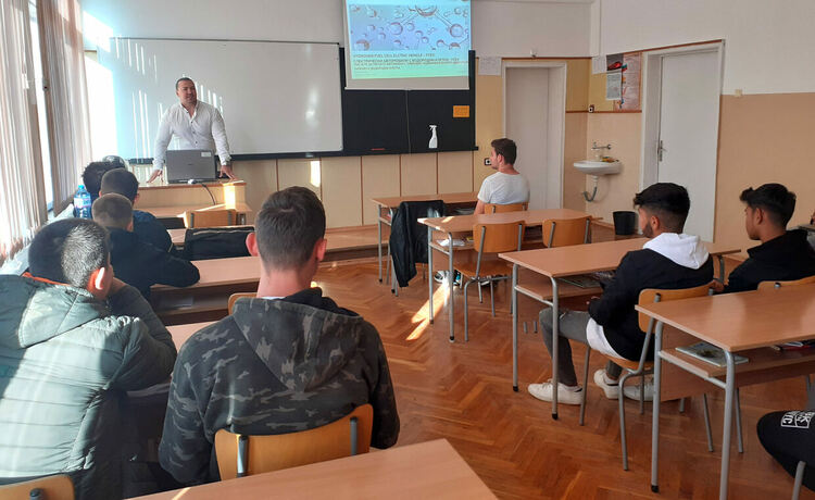 Инженер от завод на „Ягуар“ презентира водородни електрически автомобили в Автото