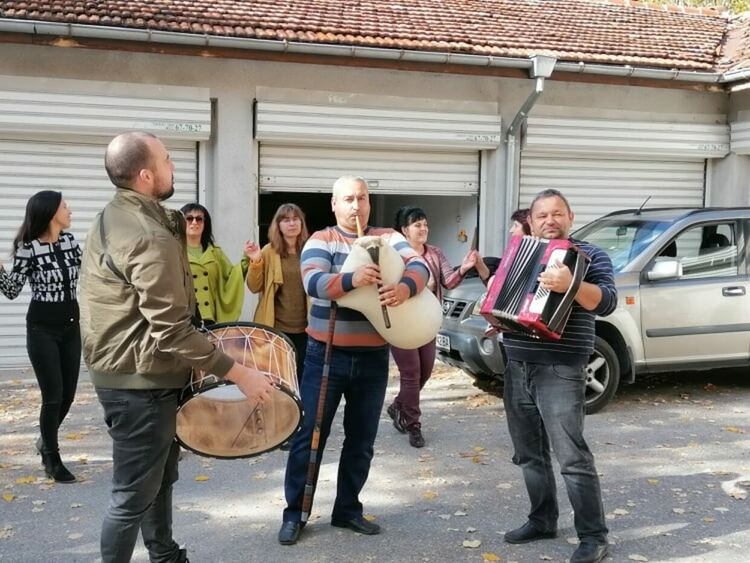Осветиха мини-параклис пред Здравната инспекция в Смолян