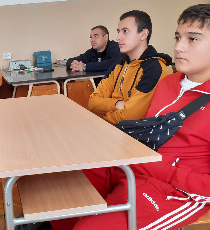 Инженер от завод на „Ягуар“ презентира водородни електрически автомобили в Автото