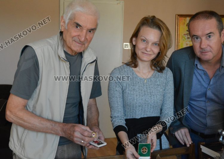 Племенникът на Чалубров показва медала му от Червения кръст, а д-р Веселина Узунова-депутатската значка на индустриалеца 