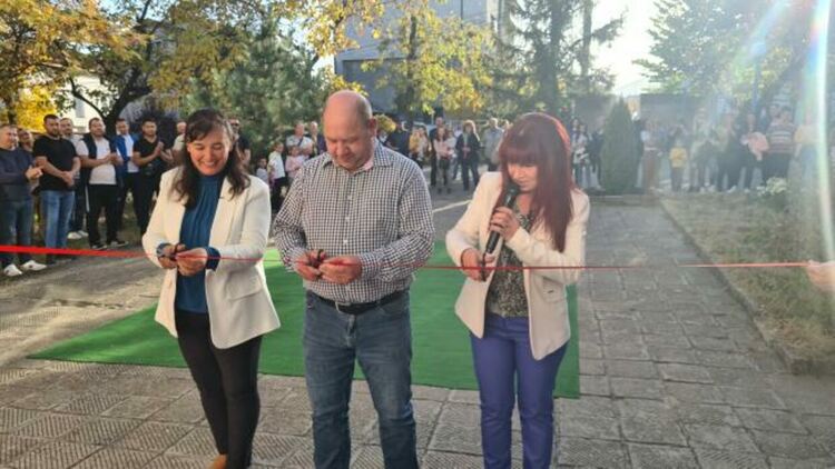 Откри се напълно обновената с нови мебели ДГ „Здравец” в кв. „Гледка”