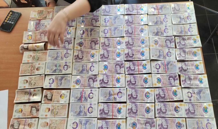 Откриха британски и шотландски паунди в хладилник на камион