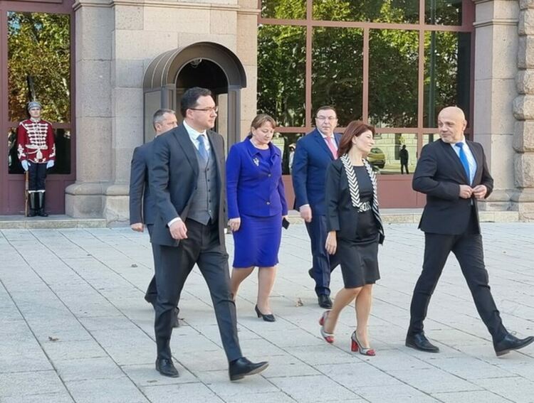 Румен Радев не казва кога ще връчи първия проучвателен мандат