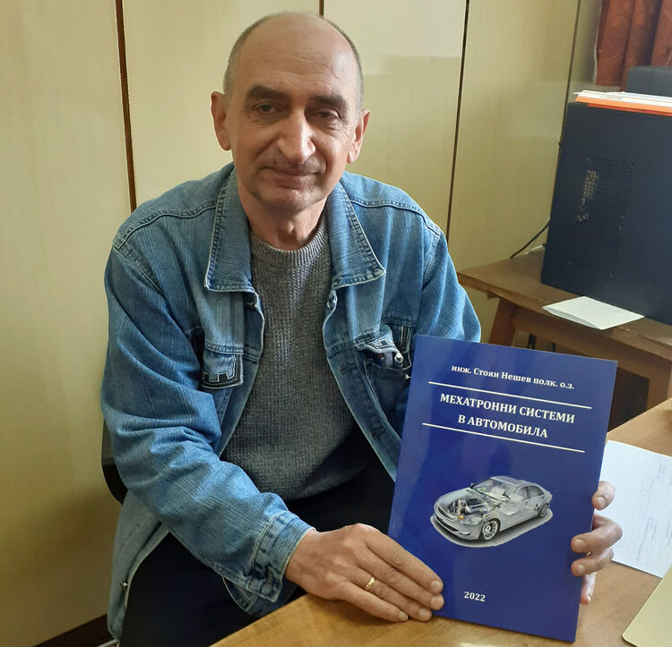 Инженер от завод на „Ягуар“ презентира водородни електрически автомобили в Автото