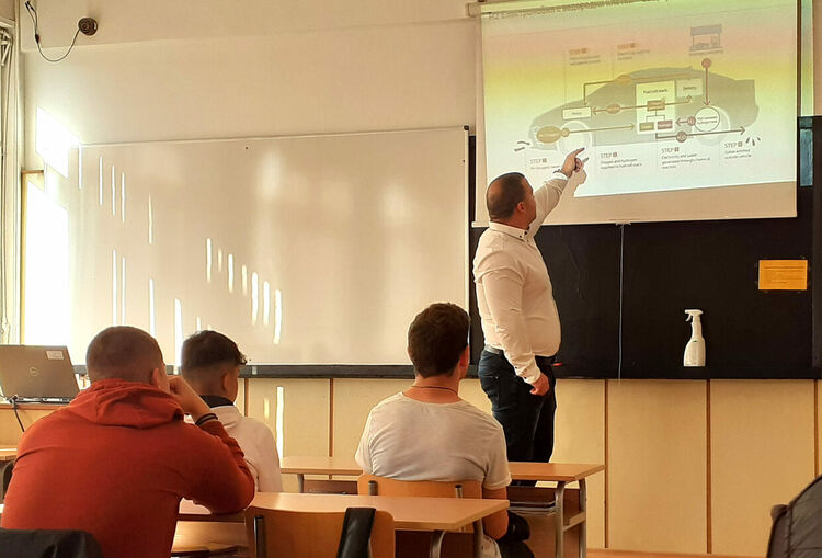 Инженер от завод на „Ягуар“ презентира водородни електрически автомобили в Автото