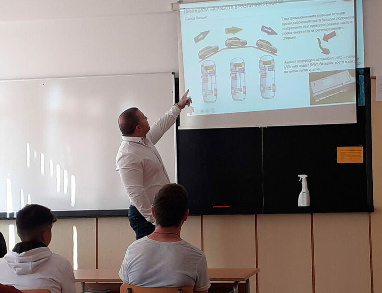 Инженер от завод на „Ягуар“ презентира водородни електрически автомобили в Автото