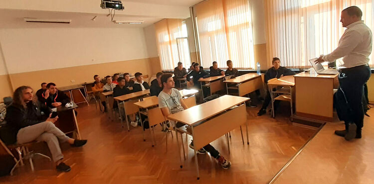 Инженер от завод на „Ягуар“ презентира водородни електрически автомобили в Автото