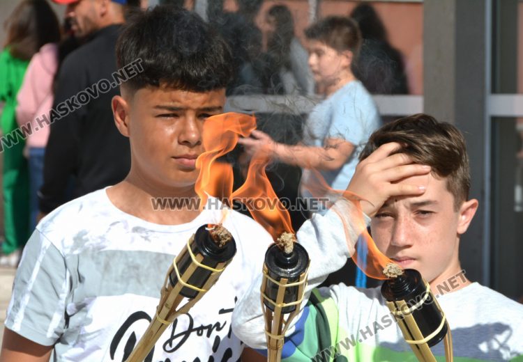 Ученици от „Шандор Петьофи“ с факелно шествие за народните будители