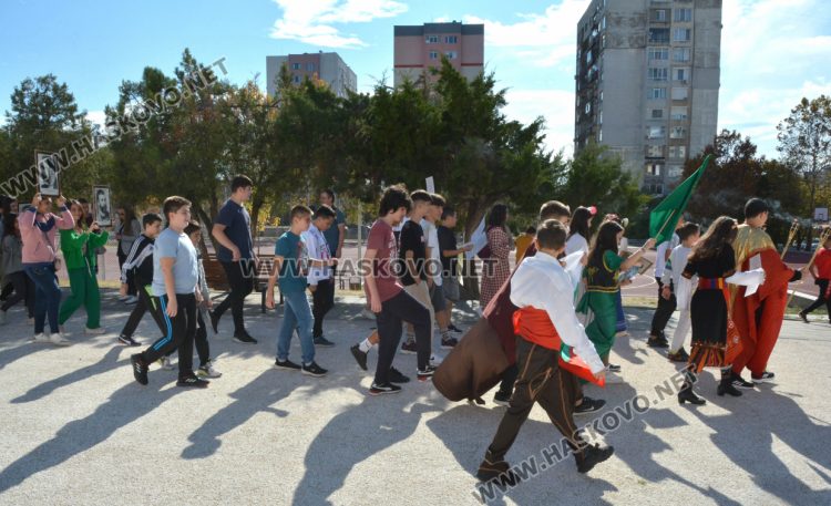 Ученици от „Шандор Петьофи“ с факелно шествие за народните будители