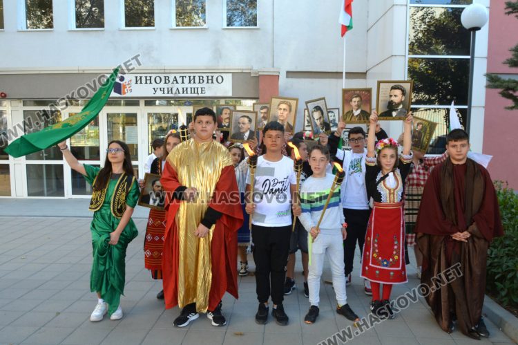 Ученици от „Шандор Петьофи“ с факелно шествие за народните будители