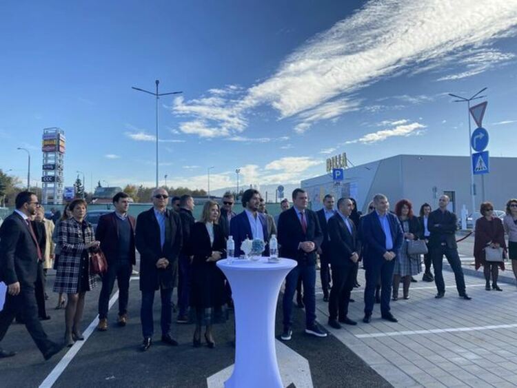 Първият в града ритейл парк беше открит на официална церемония днес
