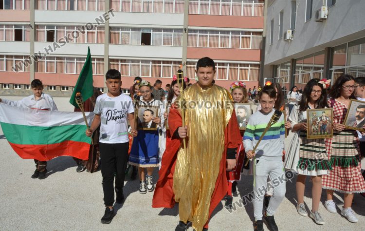 Ученици от „Шандор Петьофи“ с факелно шествие за народните будители